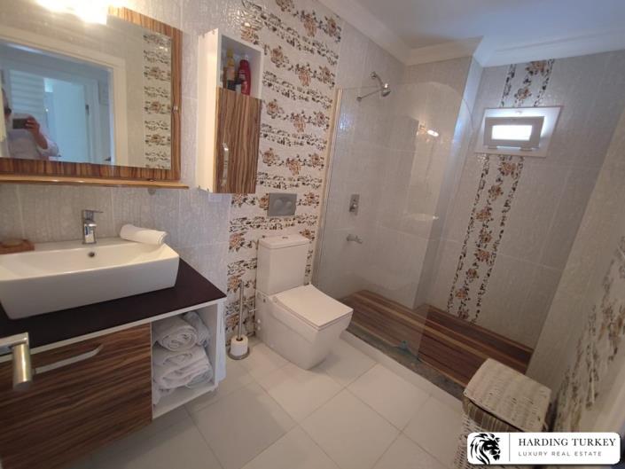 Image No.28-6 Bed Semi-Detached for sale