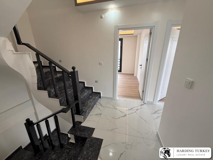 Image No.8-4 Bed Semi-Detached for sale