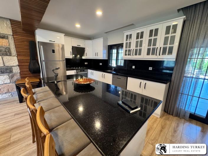 Image No.9-5 Bed Villa / Detached for sale
