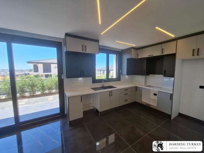 Image No.25-3 Bed Semi-Detached for sale