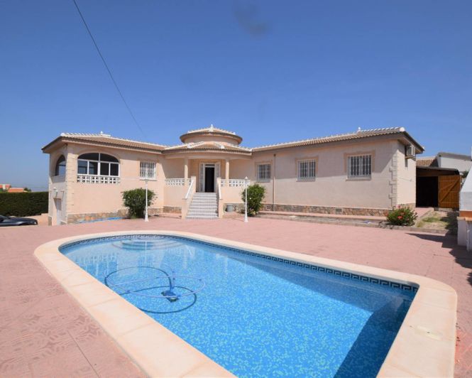 Image No.1-4 Bed Villa for sale