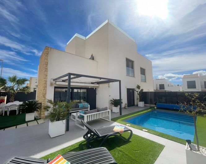 Image No.1-4 Bed Semi-Detached for sale