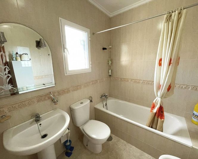 Image No.19-3 Bed Townhouse for sale