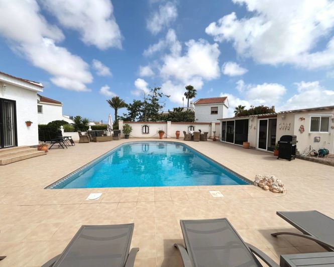 Image No.2-4 Bed Villa for sale