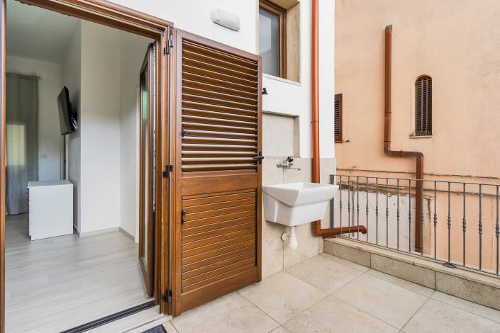 Image No.18-2 Bed Townhouse for sale