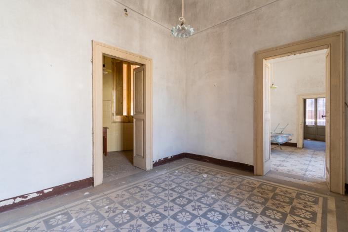 Image No.8-2 Bed Townhouse for sale