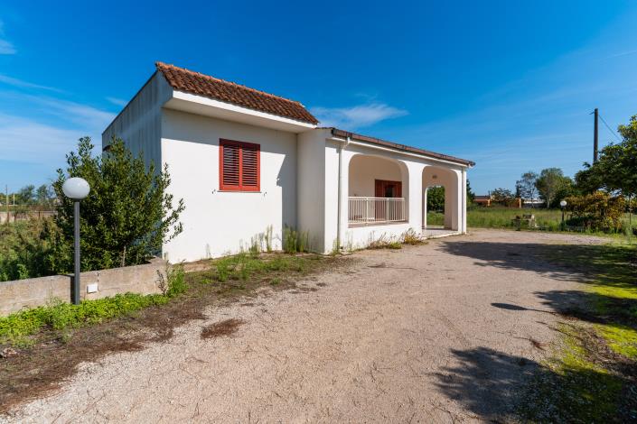 Image No.2-Villa / Détaché de 2 chambres à vendre à Cutrofiano