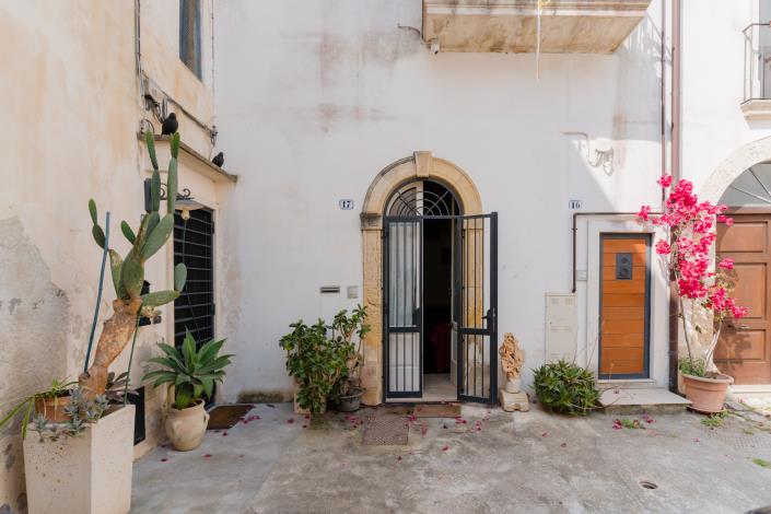 Image No.32-2 Bed Townhouse for sale