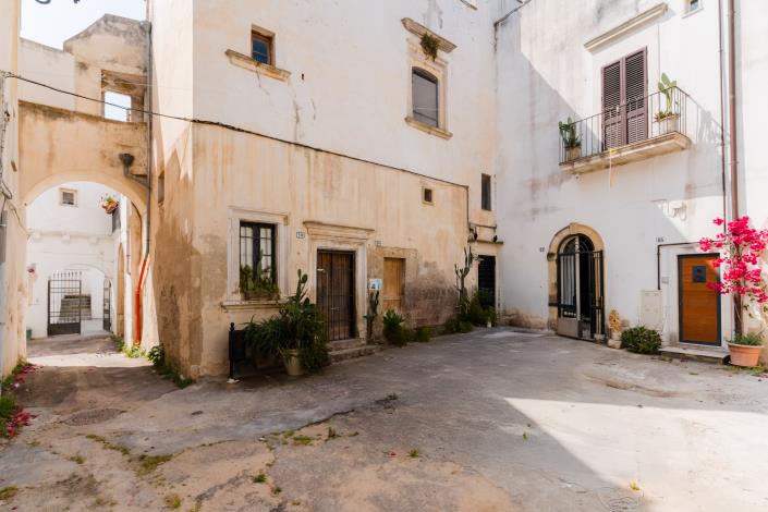 Image No.33-2 Bed Townhouse for sale