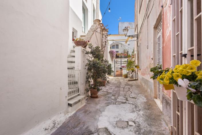 Image No.9-2 Bed Townhouse for sale