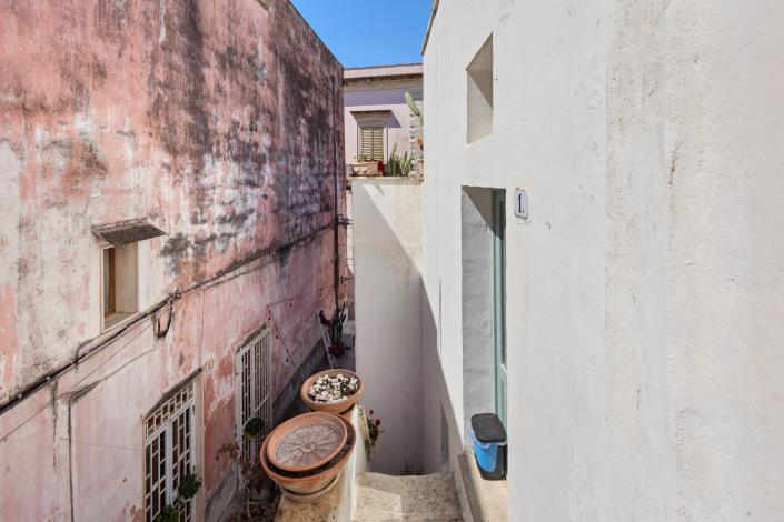 Image No.33-2 Bed Townhouse for sale