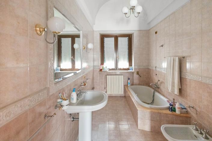 Image No.17-3 Bed House for sale