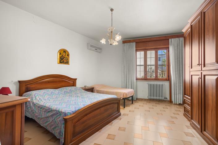 Image No.18-4 Bed House for sale