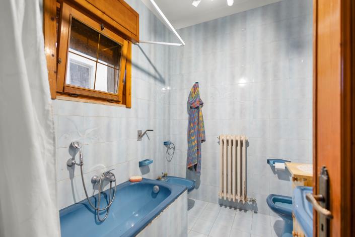 Image No.20-4 Bed House for sale