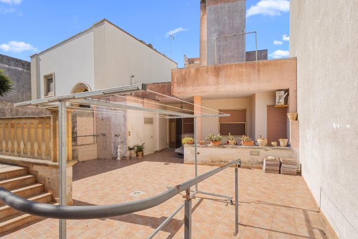 Image No.25-4 Bed House for sale