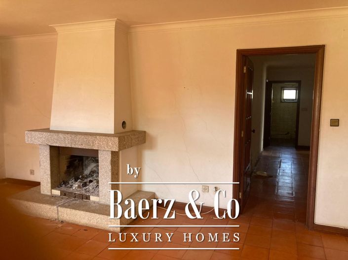 Image No.8-8 Bed Property for sale