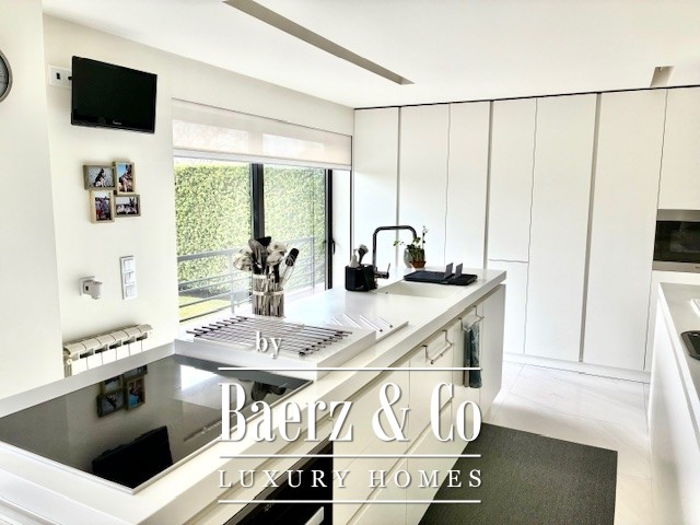 Image No.10-5 Bed Property for sale