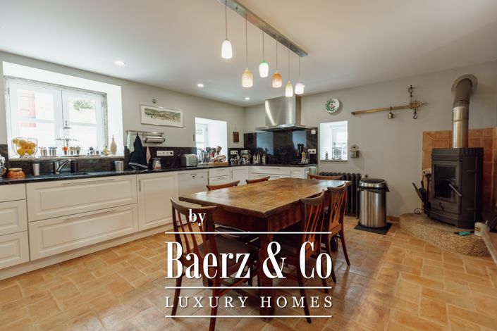 Image No.12-5 Bed Property for sale