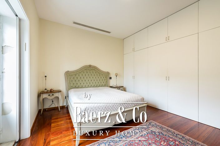 Image No.17-6 Bed House for sale