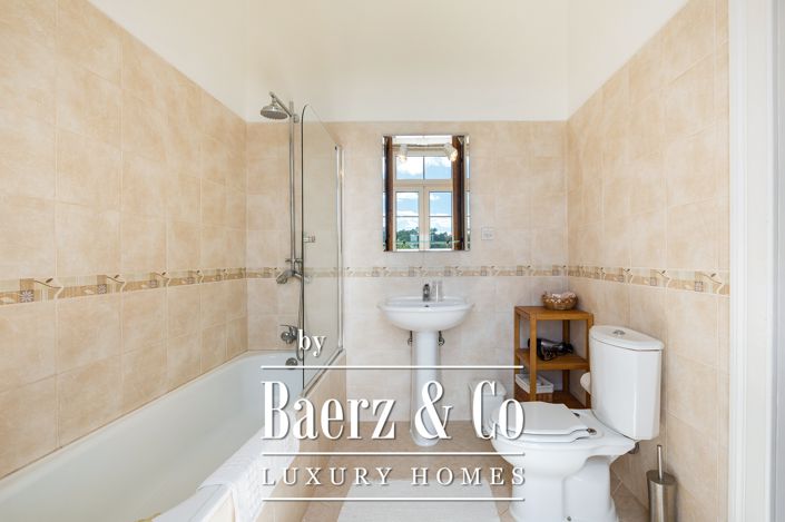 Image No.25-10 Bed Farmhouse for sale