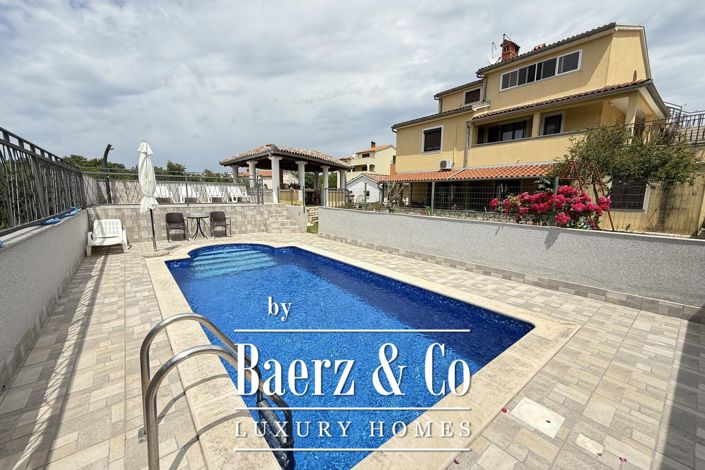 Image No.1-7 Bed House for sale