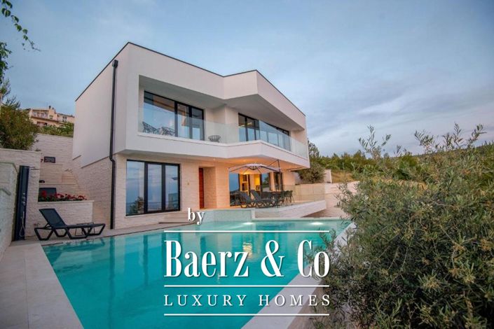Image No.1-4 Bed Villa for sale