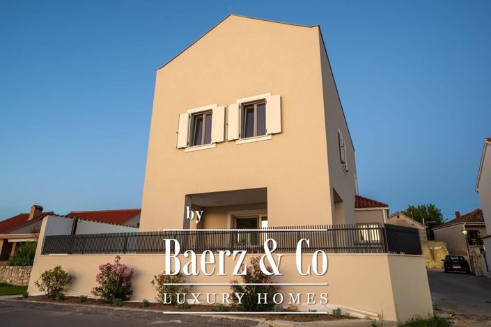 Image No.1-4 Bed Townhouse for sale
