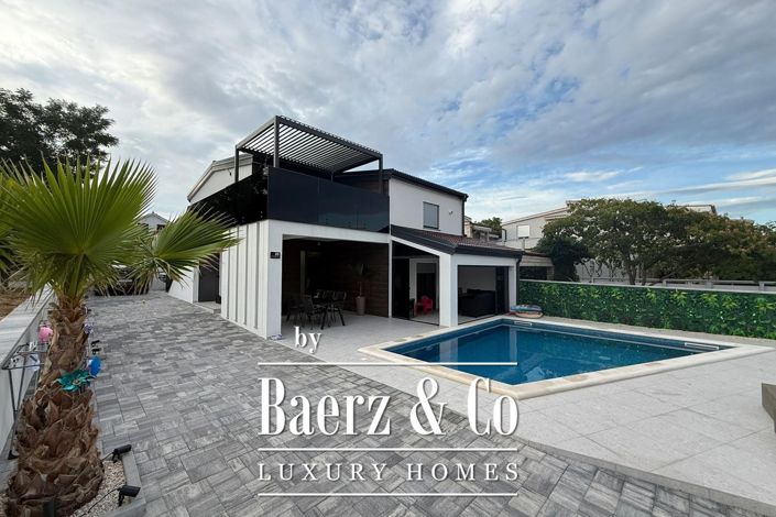 Image No.1-4 Bed Property for sale