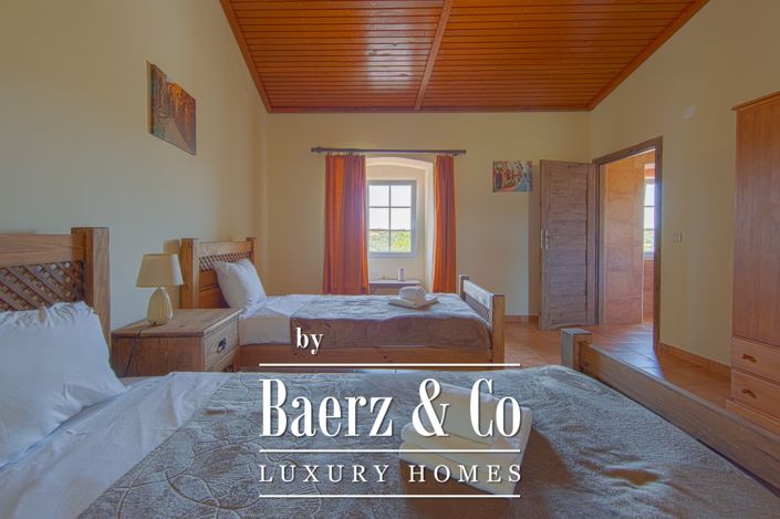 Image No.17-19 Bed Property for sale