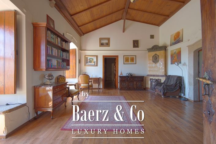 Image No.3-19 Bed Property for sale