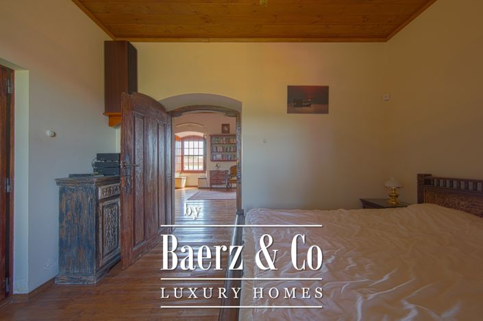 Image No.6-19 Bed Property for sale