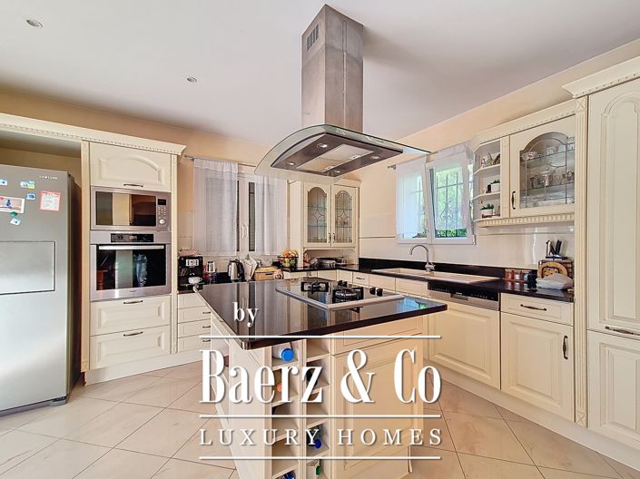 Image No.10-5 Bed Property for sale