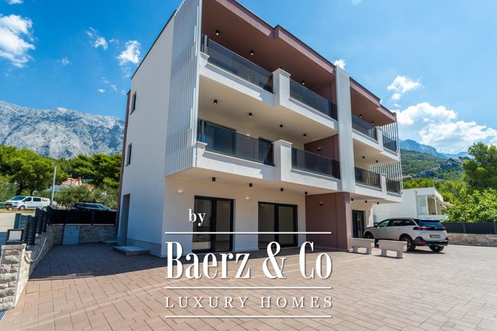 Image No.1-8 Bed Property for sale