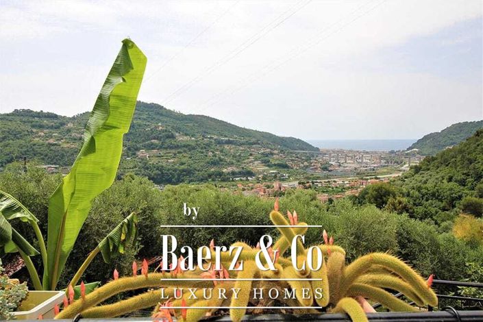 Image No.12-12 Bed Property for sale