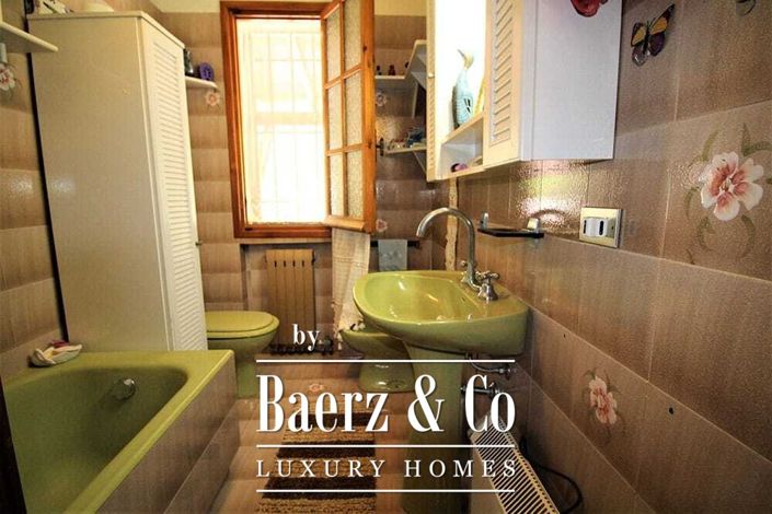 Image No.18-12 Bed Property for sale