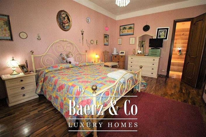 Image No.20-12 Bed Property for sale