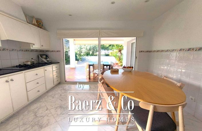 Image No.12-3 Bed Property for sale