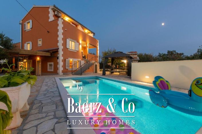 Image No.1-6 Bed Townhouse for sale