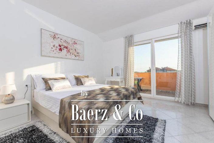 Image No.15-6 Bed Townhouse for sale