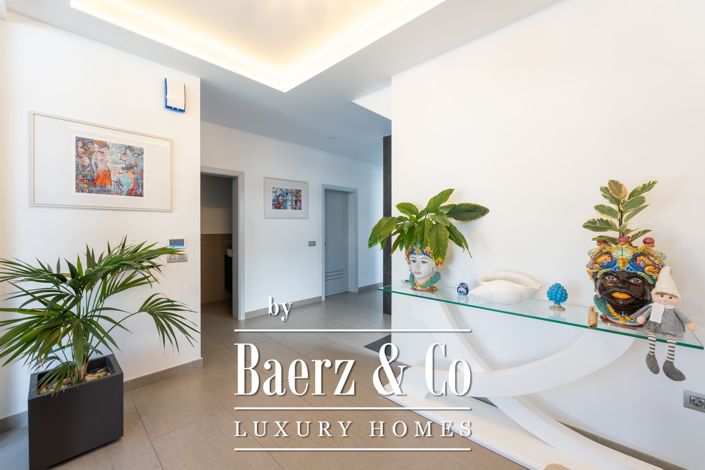 Image No.18-5 Bed Villa for sale