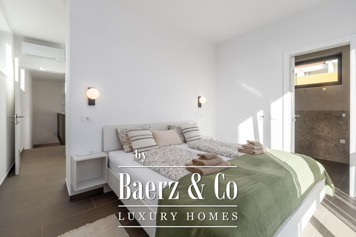 Image No.32-5 Bed Townhouse for sale