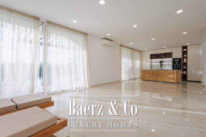 Image No.16-4 Bed Townhouse for sale