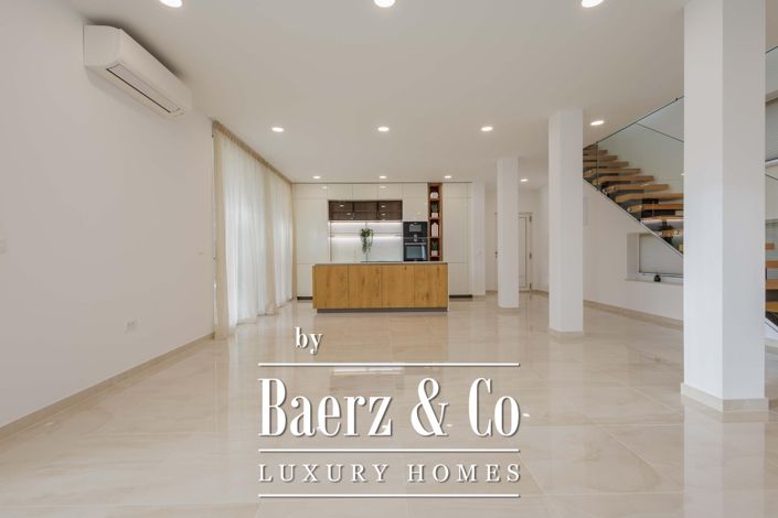 Image No.17-4 Bed Townhouse for sale