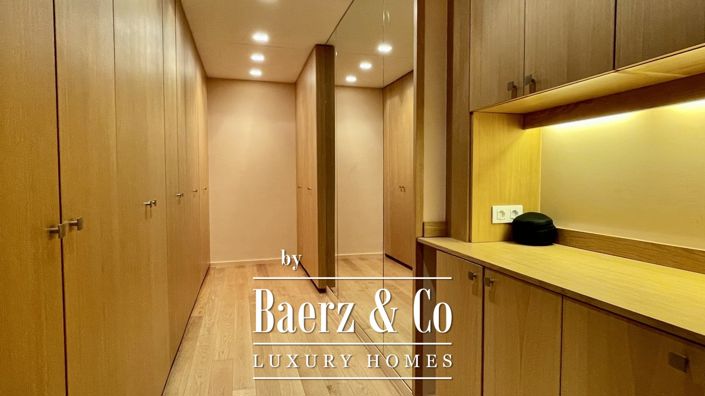 Image No.12-6 Bed Property for sale