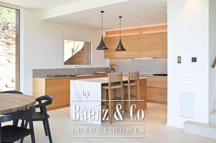 Image No.20-4 Bed Property for sale