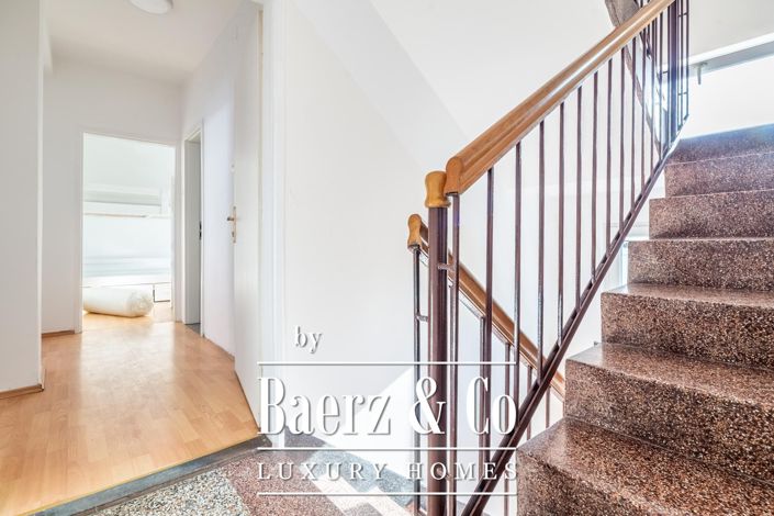 Image No.11-10 Bed Townhouse for sale