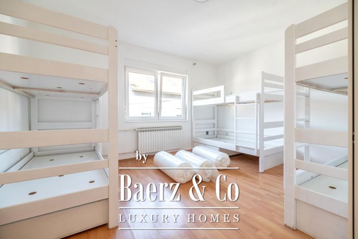 Image No.13-10 Bed Townhouse for sale