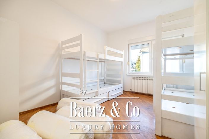 Image No.16-10 Bed Townhouse for sale