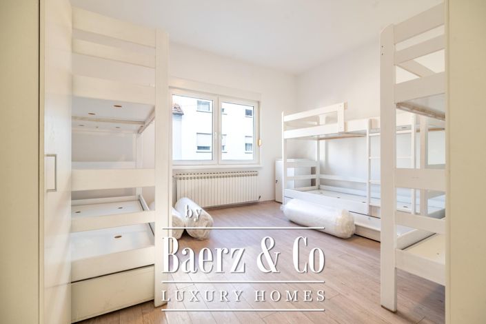 Image No.17-10 Bed Townhouse for sale