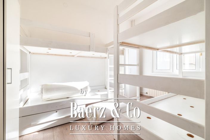 Image No.18-10 Bed Townhouse for sale